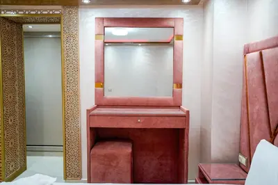 a dressing room with a mirror on a wall at Appartement cosy au cœur de Semlalia in Marrakech