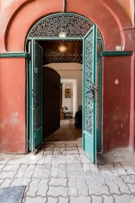 an open doorway to a building with an open door at Riad LakLak Tradition 350m2 in der Medina mit Terrasse in Marrakech