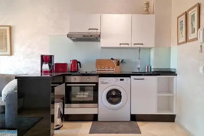 a kitchen with a washing machine in a kitchen at Appartement elegant et securise au centre de Marrakech in Marrakech