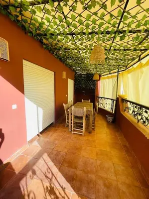 a dining room with a table and chairs and a ceiling at Cosy Appartement Centre Gueliz avec piscine in Marrakech