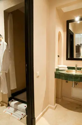a bathroom with a sink and a mirror at Palacio Hôtel Condominium Marrakech in Marrakech