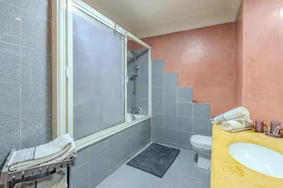 a bathroom with a shower and a toilet and a sink at Appartement Duplex confort qualité très bien situé in Marrakech