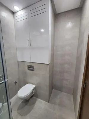 a bathroom with a toilet and a cabinet at Évasion élégante à Marrakech in Marrakech