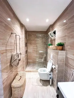 a bathroom with a toilet and a shower at Élégant appart 3 chambres cozy avec piscine in Marrakech