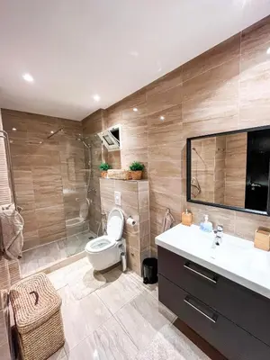 a bathroom with a toilet and a sink and a shower at Élégant appart 3 chambres cozy avec piscine in Marrakech