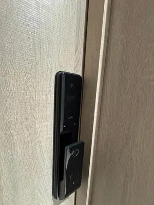 a black door handle on a wooden door at STUDIO luxueux COSY FAMILY in Marrakech