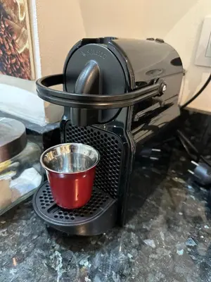 a coffee maker with a red cup in it at Le Confortable a 15mn de L'aéroport interdit au couples non marié in Marrakech