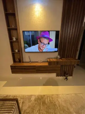 a tv screen with a man wearing a hat on it at Élégant appart 2chambre, terrasses,proche Gueliz&parking in Marrakech