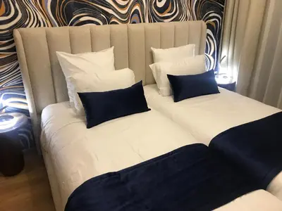 a white couch with two pillows on top of it at Luxueux Appartement Domaine de Noria, Wifi, Clim, Piscine, Résidence Privée in Marrakech