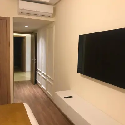 a room with a flat screen tv on a wall at Luxueux Appartement Domaine de Noria, Wifi, Clim, Piscine, Résidence Privée in Marrakech
