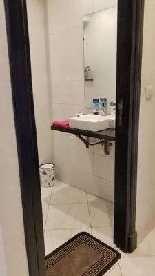 a bathroom with a sink and a mirror at Appartement bijoux à gueliz in Marrakech