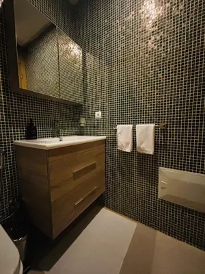 a bathroom with a sink and a mirror at Charmant et central in Marrakech