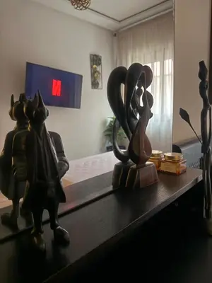 a table with a statue of two cats on it at Appartement Marrakech 2 chambres Residence al Manar in Marrakech
