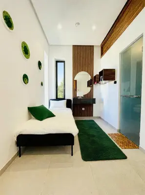 a bedroom with a bed and a green rug at Villa AZUR - Wifi, Piscine chauffée, Sans vis-à-vis in Marrakech