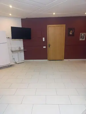 an empty room with a door and a tile floor at Studio lumineux pour location journalière in Marrakech