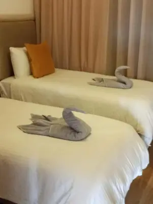 two towels on the beds in a hotel room at Domaine de Noria Isli 2 - Magnifique 2 chambres - Vue directe sur la piscine in Marrakech