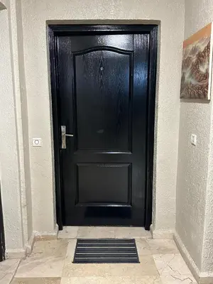 a black door in a corner of a room at l'évasion 8 face gare CTM Hivernage a 10mn de l'aéroport in Marrakech