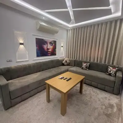 Séjour haut de gamme lit king TV cinéma 65