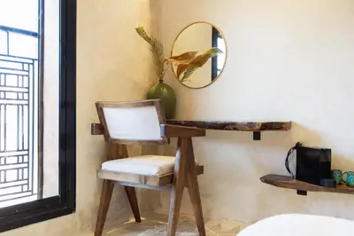 a mirror and a chair in a room at Suite luxueuse avec baignoire ouverte in Marrakech