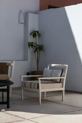 a living room with a bench and a potted plant at Dar Babette in Marrakech
