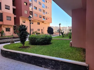 a park in front of a apartment building at Bel appartement au cœur de Marrakech in Marrakech