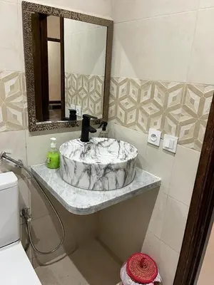 a bathroom with a sink and a mirror at Joli appartement proche aéroport in Marrakech