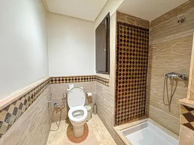a bathroom with a toilet and a shower at Studio moderne avec terrasse, piscine et parking à Guéliz, Marrakech in Marrakech