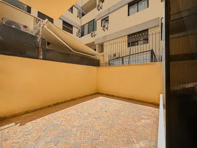 an empty room with a yellow wall and a balcony at Studio moderne avec terrasse, piscine et parking à Guéliz, Marrakech in Marrakech