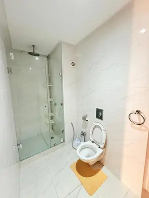 a bathroom with a toilet and a shower at N17 Agréable Confortable & Près De Gueliz in Marrakech