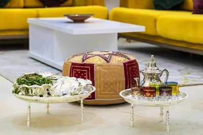 a table with two trays of food and a table with a couch at Appartement Bien équipé au Centre ville Garage Privé et Climatiseur Fibre 5G in Marrakech