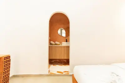 a room with a bed and a mirror at Suite Soleil Charme, Confort & Emplacement Idéal in Marrakech