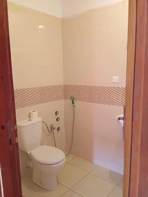 a bathroom with a toilet and a shower at MmAéroport Menara Résidence abrar mhamid 1 in Marrakech
