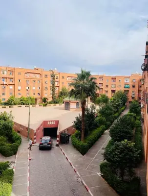a car parked in a parking lot in front of a building at Appartement charmant à 5 min de Gueliz in Marrakech