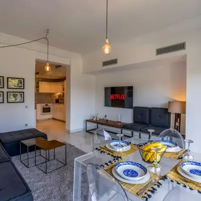 Luxury Oasis 2 Bedroom and Free Parking in Hivernage