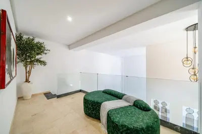 a living room with a green ottoman in a room at Duplex 5 Chambres à Marrakech Luxe, Vue Piscine in Marrakech