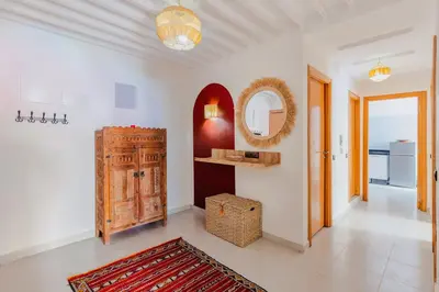 a hallway with a mirror and a dresser in a room at Évasion aux portes de Majorelle in Marrakech