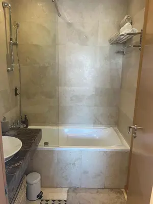 a bathroom with a tub and a sink at Appartement le vizir center in Dar Caïd Layadi