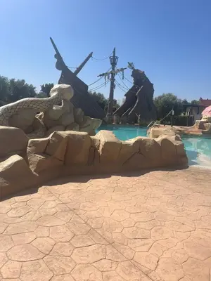 a water park with a statue in the background at Appartement le vizir center in Dar Caïd Layadi
