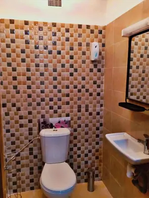 a bathroom with a toilet and a sink at Appartement calme et spacieux pour famille in Marrakech
