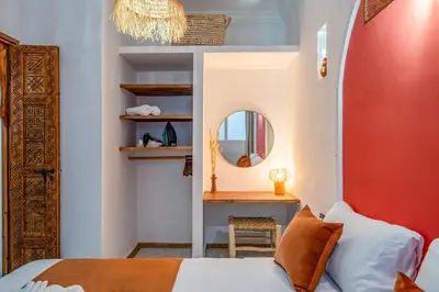 a bedroom with a bed and a mirror at Riad privatif 2 Chambres, Jacuzzi Proche des Palais in Marrakech