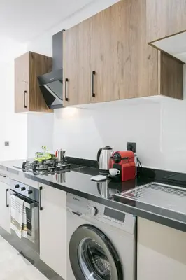 a kitchen with a washing machine and a stove at Suite Art déco Piscine privée in Marrakech