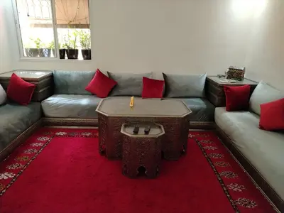 a living room with a couch and a table at Joli et affordable appart pas loin de l'aéroport in Oulad Akkou
