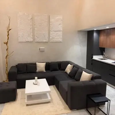 Magnifique loft haut de gamme avec grande terrasse zen et fontaine murale situé en plein centre-ville de Marrakech dans le cœur du quartier Gueliz à proximité des rues commerçantes et animées du Carré Eden et du Plaza Dépôt de garantie obligatoire