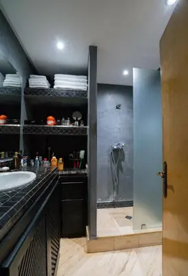 a bathroom with a shower and a sink at Un magnifique appartement avec jardin à Marrakech in Marrakech