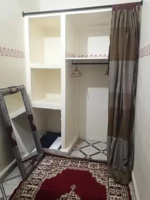 a room with a mirror and a shelf at Grand appartement à 3 minutes de la place jamaa el fana in Marrakech