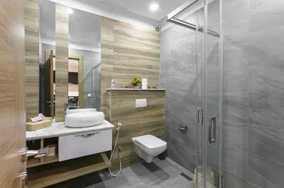 a bathroom with a toilet and a glass shower at Résidence Coralia, 10 minutes de Guéliz, place Jemaa El Fna in Marrakech