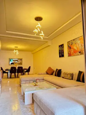 a living room with a couch and a table at Luxuriöse Wohnung mit Pool und Netflix in Marrakech