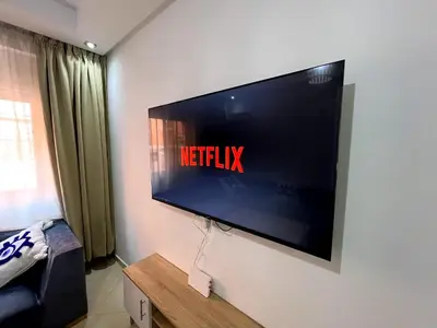 a flat screen tv hanging on a wall in a living room at مراكش سنتر جيليز احسن موقع في مراكش in Marrakech