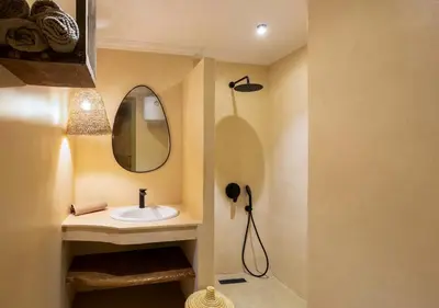 a bathroom with a sink and a mirror at Appartement à Guéliz, style Riad, équipé & central in Marrakech