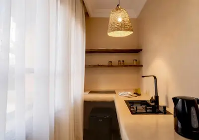 a kitchen with a counter and aendant light at Appartement à Guéliz, style Riad, équipé & central in Marrakech